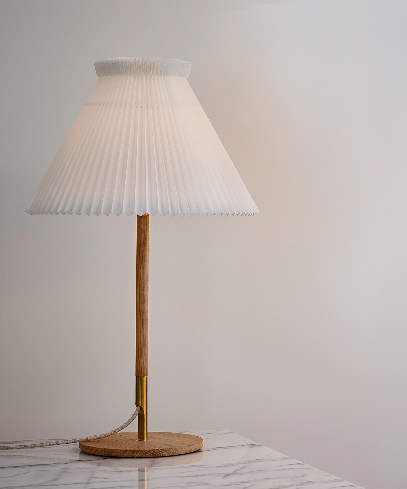 Bord lampe i lys egetræ med messing og hvid plisseret lampeskærm fra Le Klint